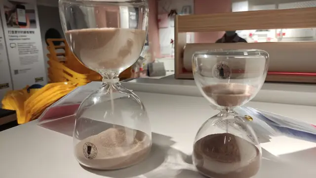 שעון חול עם חול זורם